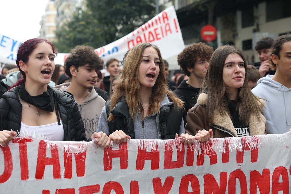  «Από την Ελλάδα μέχρι τη Γαλλία παλεύουμε για δωρεάν δημόσια», ήταν το σύνθημα που φώναζαν οι διαδηλωτές  