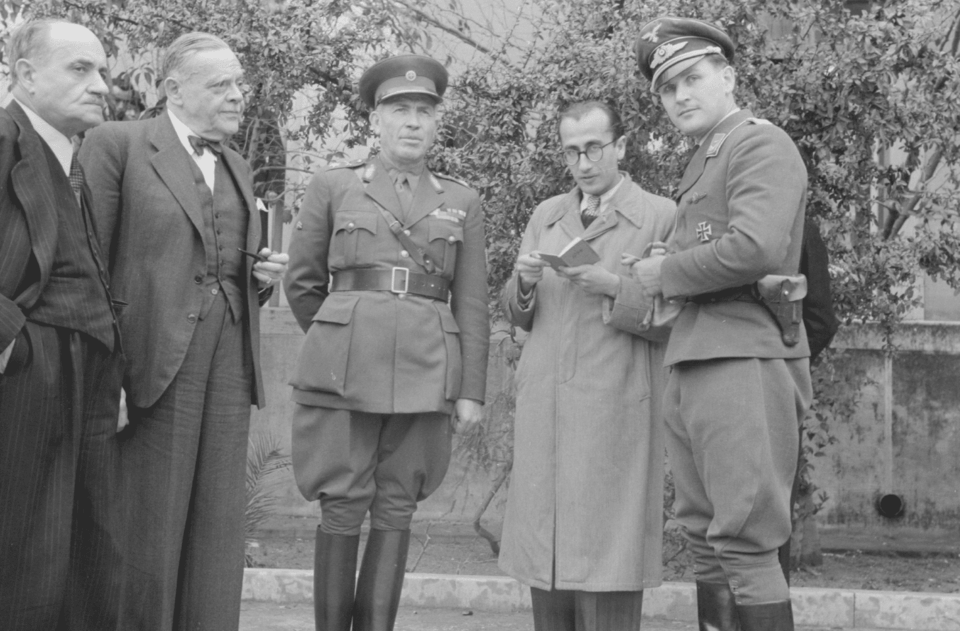 Το Θέατρο του Νέου Κόσμου και η ομάδα Elephas tiliensis (Δημήτρης Αγαρτζίδης και Δέσποινα Αναστάσογλου) παρουσιάζει για πρώτη φορά στη σκηνή τους «Δωσίλογους» του Μενέλαου Χαραλαμπίδη