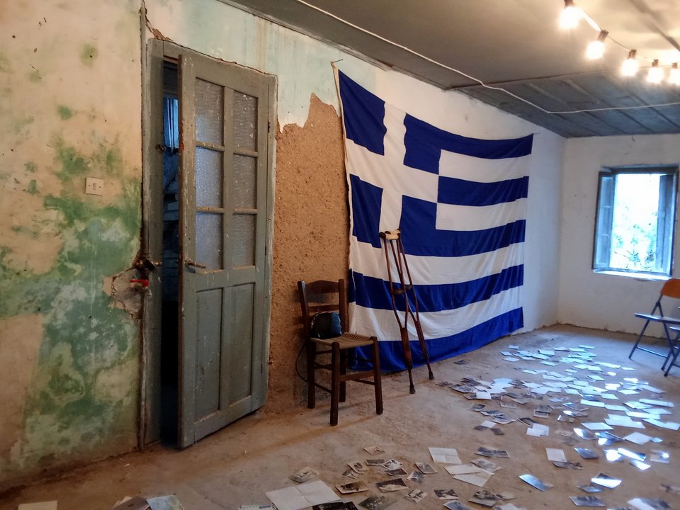 Βασισμένη στο έργο του Παύλου Μάτεσι «Η μητέρα του σκύλου», η παράσταση αναφέρεται στις πληγές της Κατοχής μέσα από την ιστορία μιας γυναίκας