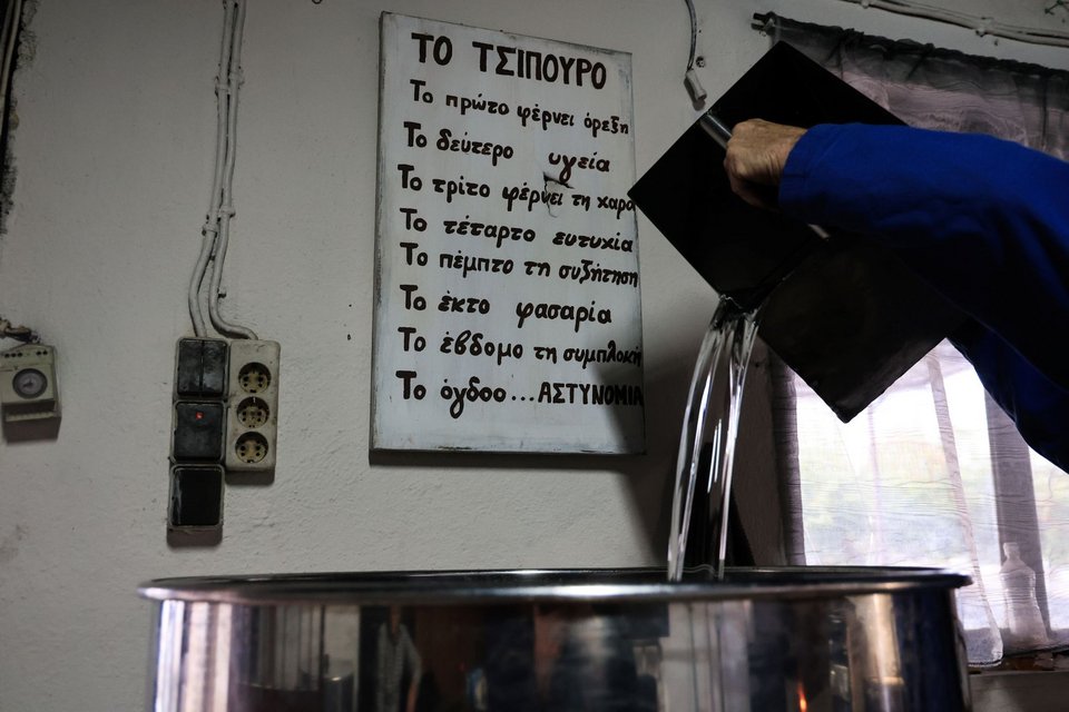 Απόσταξη τσίπουρου στον Τύρναβο / Φωτογραφία αρχείου: Eurokinissi