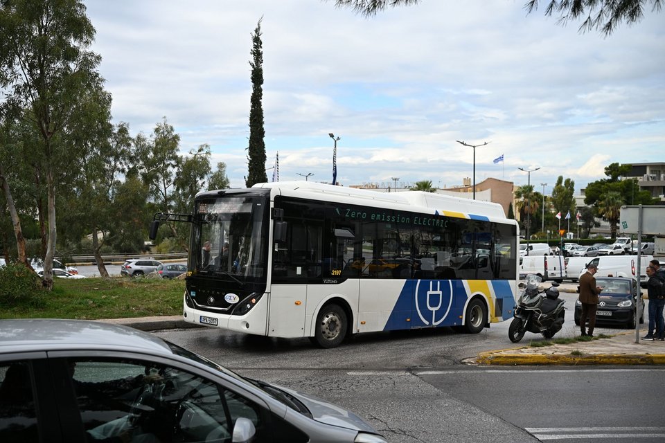 Λεωφορείο παρέσυρε και σκότωσε 75χρονη στη Βούλα - INTIME NEWS 