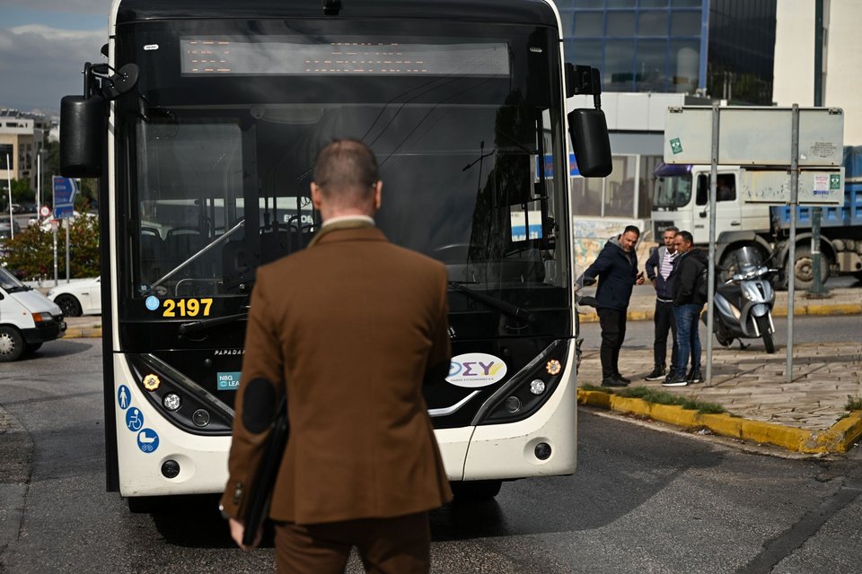 Λεωφορείο παρέσυρε και σκότωσε 75χρονη στη Βούλα - INTIME NEWS 