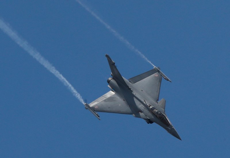 Γαλλικό μαχητικό Dassault Rafale εν πτήσει.