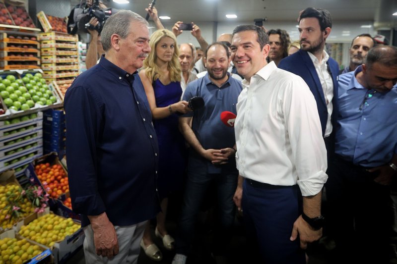 Ο Αλέξης Τσίπρας συνομιλεί με εργαζόμενους στην Κεντρική Λαχαναγορά του Ρέντη