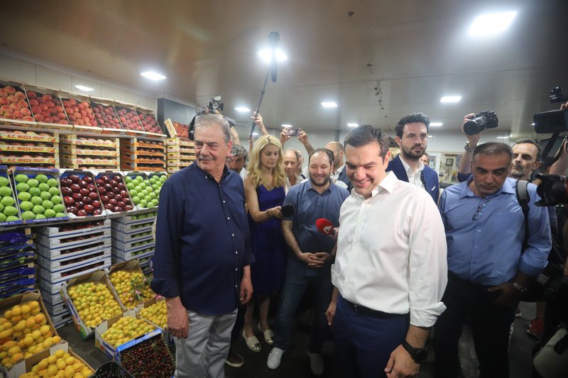 Ο Αλέξης Τσίπρας συνομιλεί με εργαζόμενους στην Κεντρική Λαχαναγορά του Ρέντη