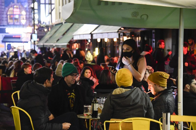 Βρετανία: Γεμάτες παμπ και εστιατόρια