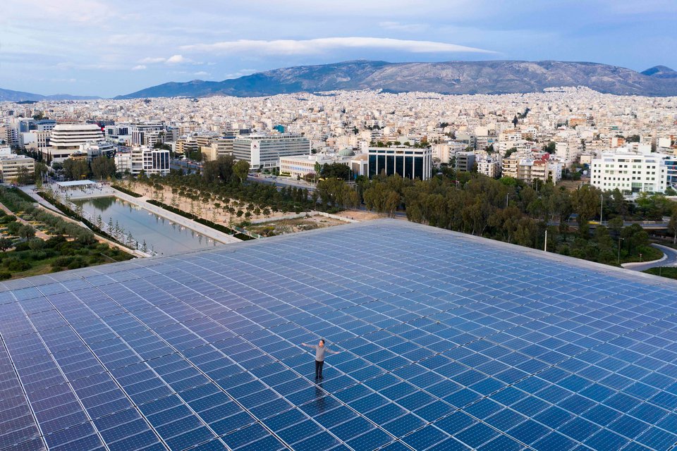 Ο Δημήτρης Καμαρώτος πάνω στο ενεργειακό στέγαστρο / Φωτογραφία Γιώργης Γερόλυμπος