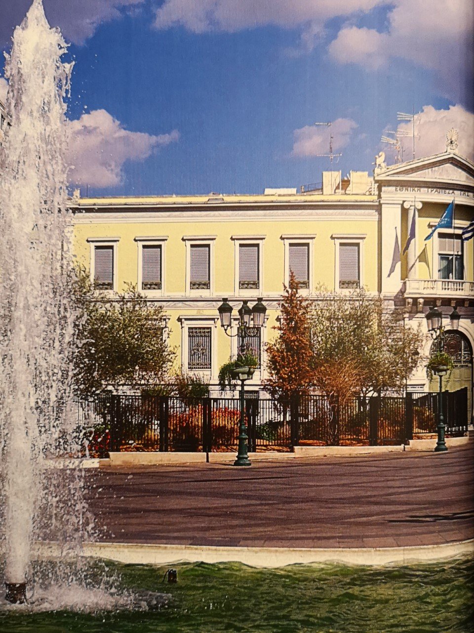 Όλα τα κείμενα του βιβλίου συνοδεύονται από φωτογραφίες που έβγαλε ο Αλέκος Λιδωρίκης στη διάρκεια των περιηγήσεων του στην πόλη, που ξεκίνησαν όπως αναφέρει ο ίδιος στον πρόλογο του, από το καθημερινό περπάτημα στο κέντρο της πόλης