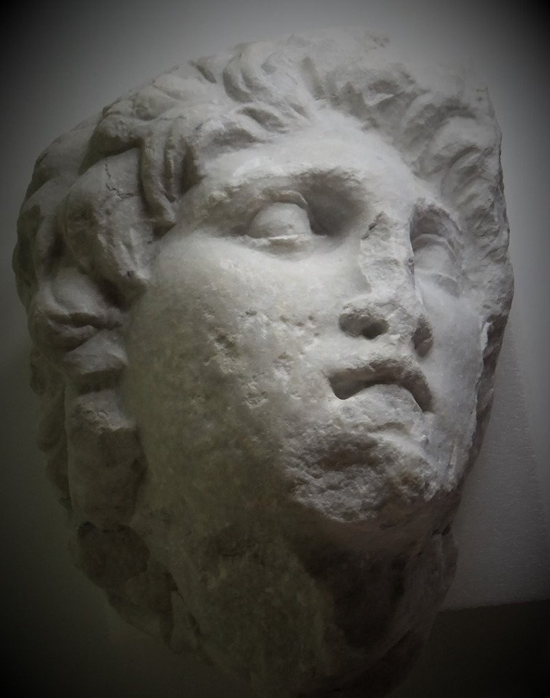 Η λεοντίσια χαίτη, τα ονειροπόλα μάτια, το απαραγνώριστο βλέμμα του Αλέξανδρου που εντοπίστηκε σε κάποια γωνιά της αποθήκης στο Μουσείο Κυκλάδικης Τέχνης