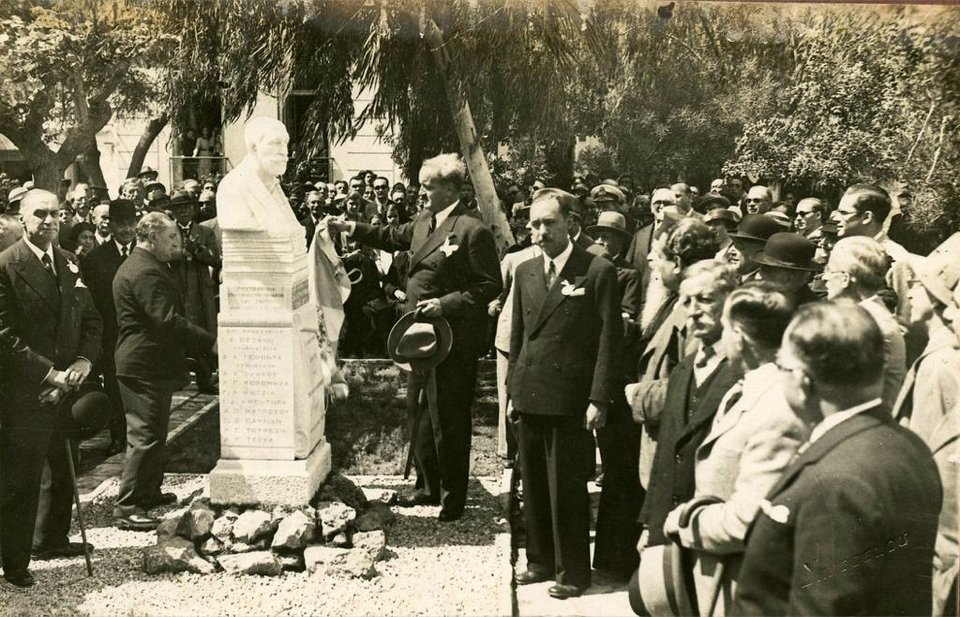 Αποκαλυπτήρια της προτομής Δ. Καμπούρογλου από τον Δήμαρχο Αθηναίων Κ. Κοτζιά (19 Απριλίου 1936)