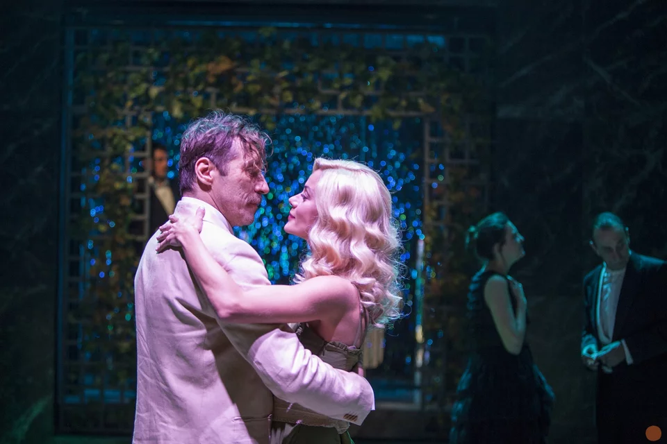 Ζευγάρι αγκαλιά χορεύει