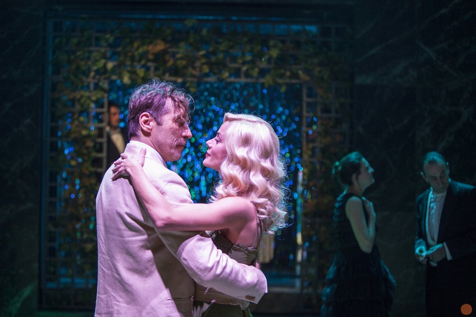 Ζευγάρι αγκαλιά χορεύει 