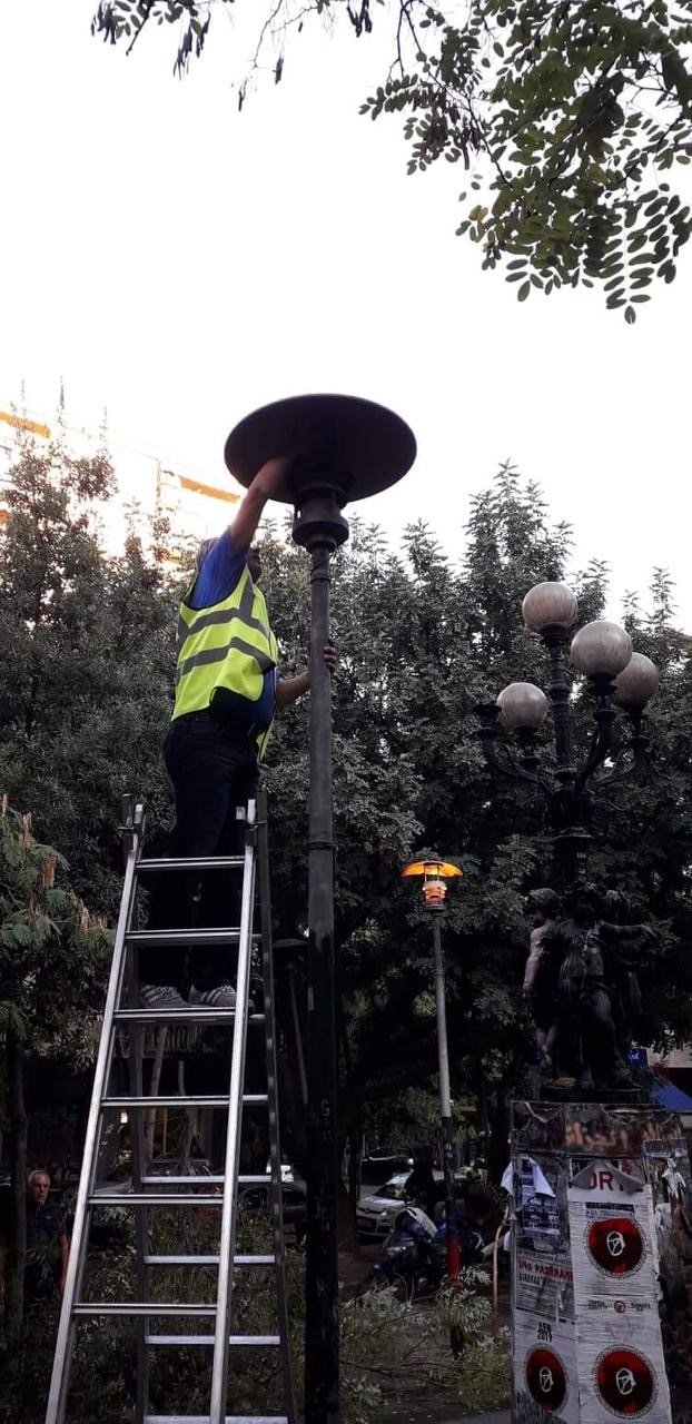 εργατης σε σκαλα αλλάζει λάμπα