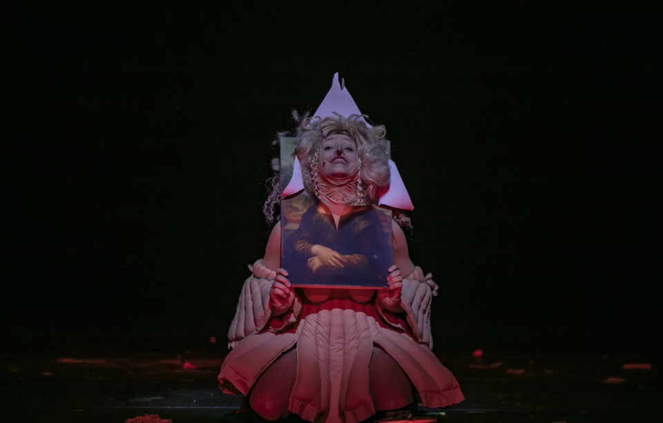 Eνα αντίγραφο από τη Μόνα Λϊζα έχει περαστεί πάνω από τον λαιμό της ηρωίδας - είναι τώρα αυτή η εκλεκτή του  Λεονάρντο Ντα Βίντσι / Φωτογραφία Ανδρέας Σιμόπουλος