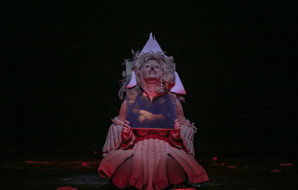 Eνα αντίγραφο από τη Μόνα Λϊζα έχει περαστεί πάνω από τον λαιμό της ηρωίδας - είναι τώρα αυτή η εκλεκτή του  Λεονάρντο Ντα Βίντσι / Φωτογραφία Ανδρέας Σιμόπουλος