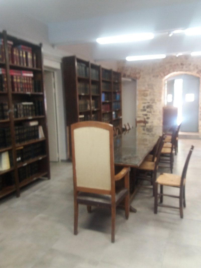 τραπέζι καρέκλες