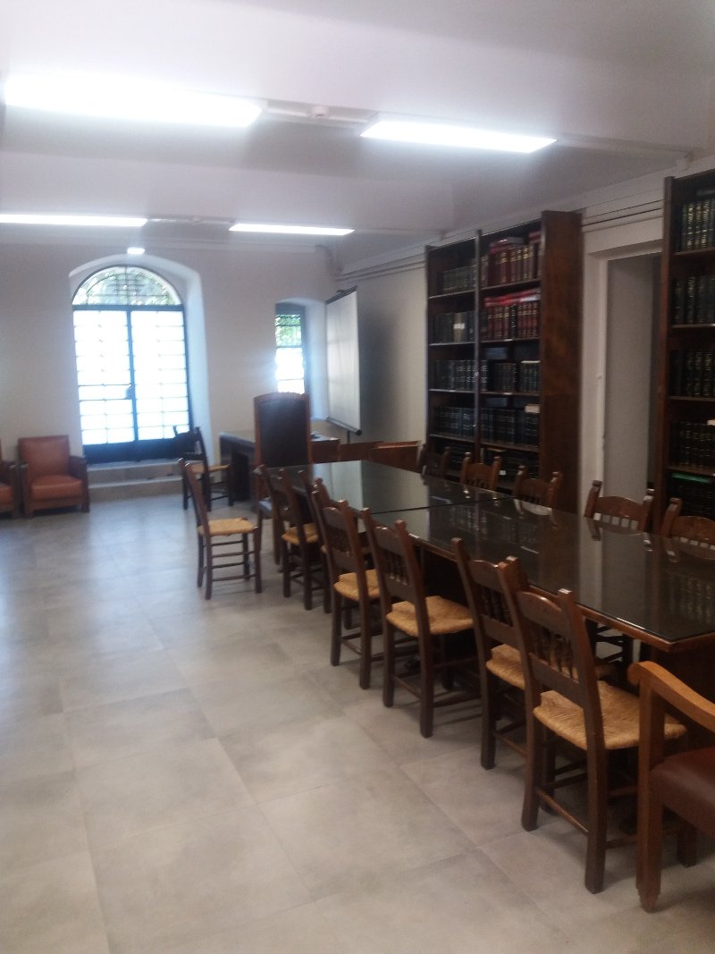 Καρέκλες, τραπέζι, βιβλιοθήκη