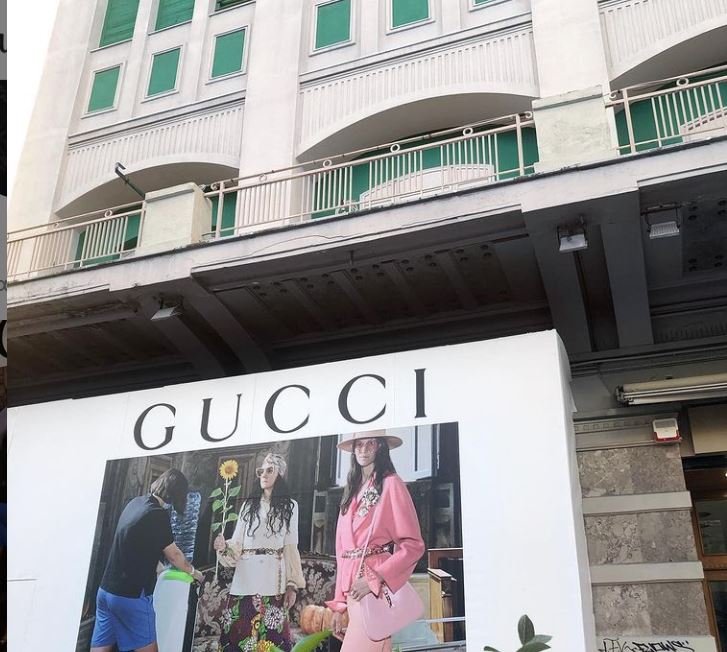 Τι συναντά ο περαστικός στο σημείο της Πανεπιστημίου όπου ετοιμάζεται το κατάστημα Gucci