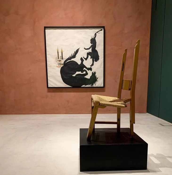 Kara Walker, Untitled, 1996 στο βάθος και μπροστά Rashid Johnson, Thrown by Chinua Achebe, 2005.