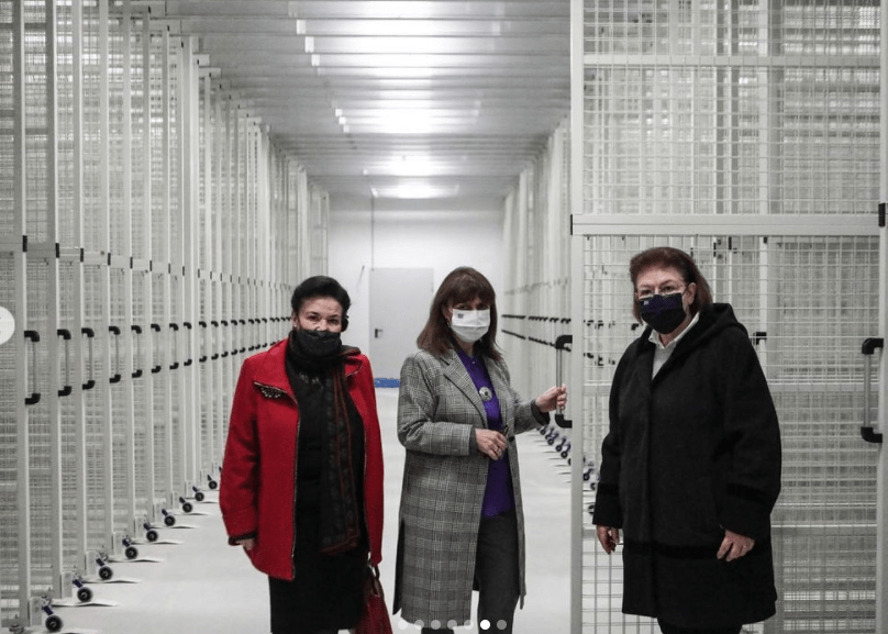 Στους χώρους αποθήκευσης ως και 10.000 έργων εντός της Εθνικής Πινακοθήκης κατά την ξενάγηση χθες της Προέδρου της Δημοκρατίας από την υπουργό Πολιτισμού και τη Διευθύντρια της Πινακοθήκης/ Instagram Presidency