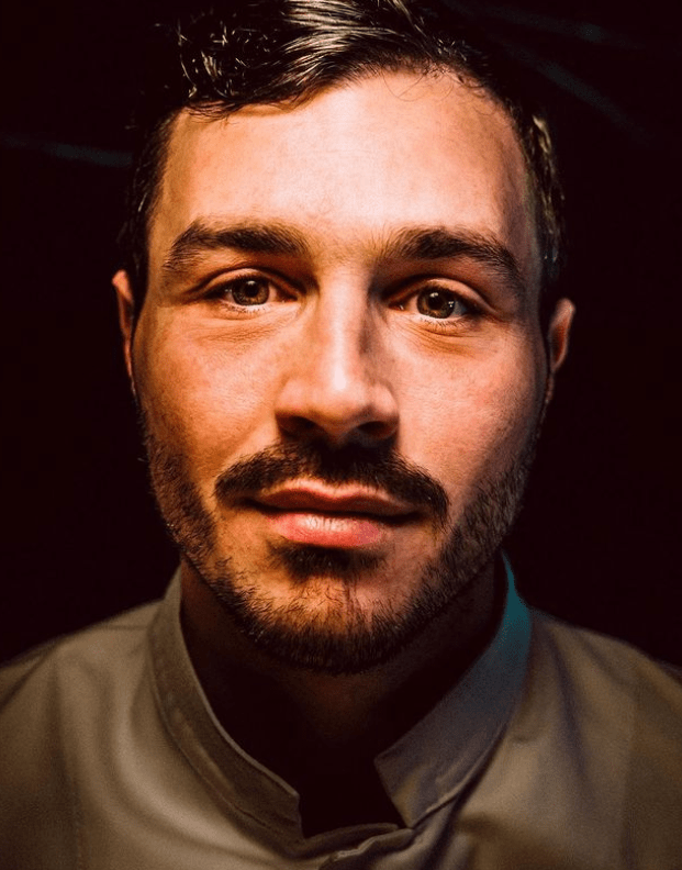 O Θάνος Φέσκος που θα αναλάβει την κουζίνα του νέου μεγάλου γαστρονομικού εγχειρήματος έρχεται από το  βραβευμένο με τρία Michelin εστιατόριο Geranium στη Δανία 