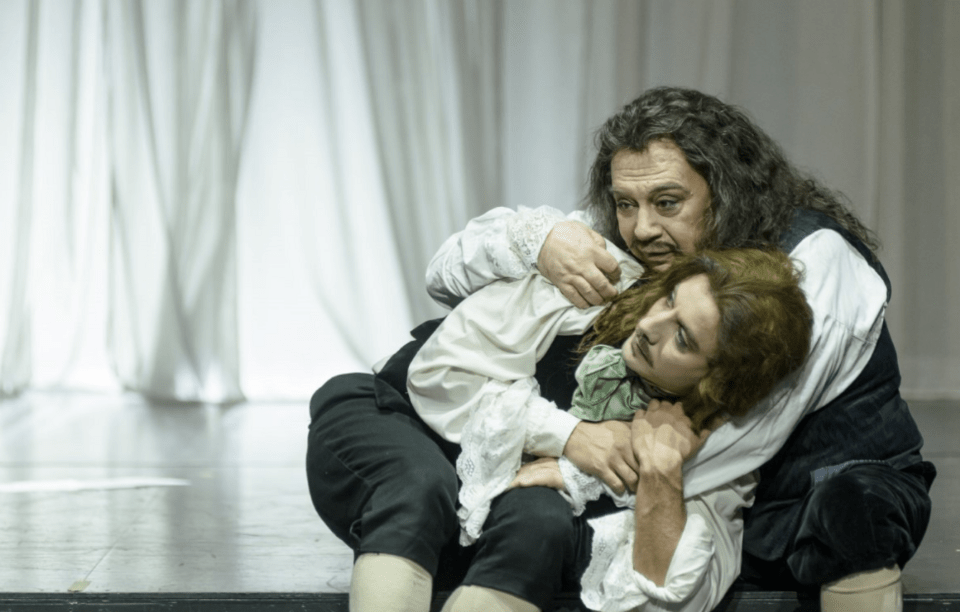 Στιγμιότυπο από την παράσταση Μολιέρος που ανέβηκε χθες, την ώρα που διεξαγόταν το θρίλερ της παραίτησης