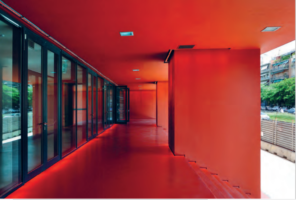 Η κόκκινη είσοδος «σαν χείλη γυναίκας» επί στης Καλλιρόης «Project Fix. Aναβιώνοντας το Μέλλον» 