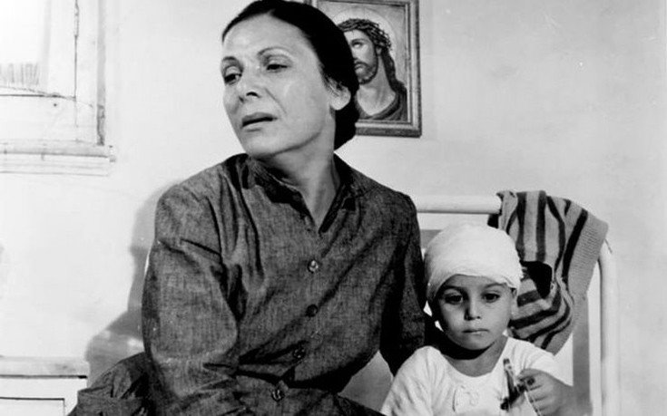 Η Ελένη Ζαφειρίου πρέπει να γύρισε κοντά 100 ταινίες κι απ’ αυτές υποδύθηκε τη μάνα στις 99.