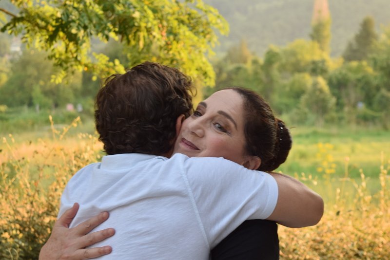 Ο Κωνσταντίνος Μαρκουλάκης αγκαλιάζει την Αμαλία Μουτούση  στις προετοιμασίες πριν την πρεμιέρα / Φωτογραφία Δημήτρης Παπαδόπουλος