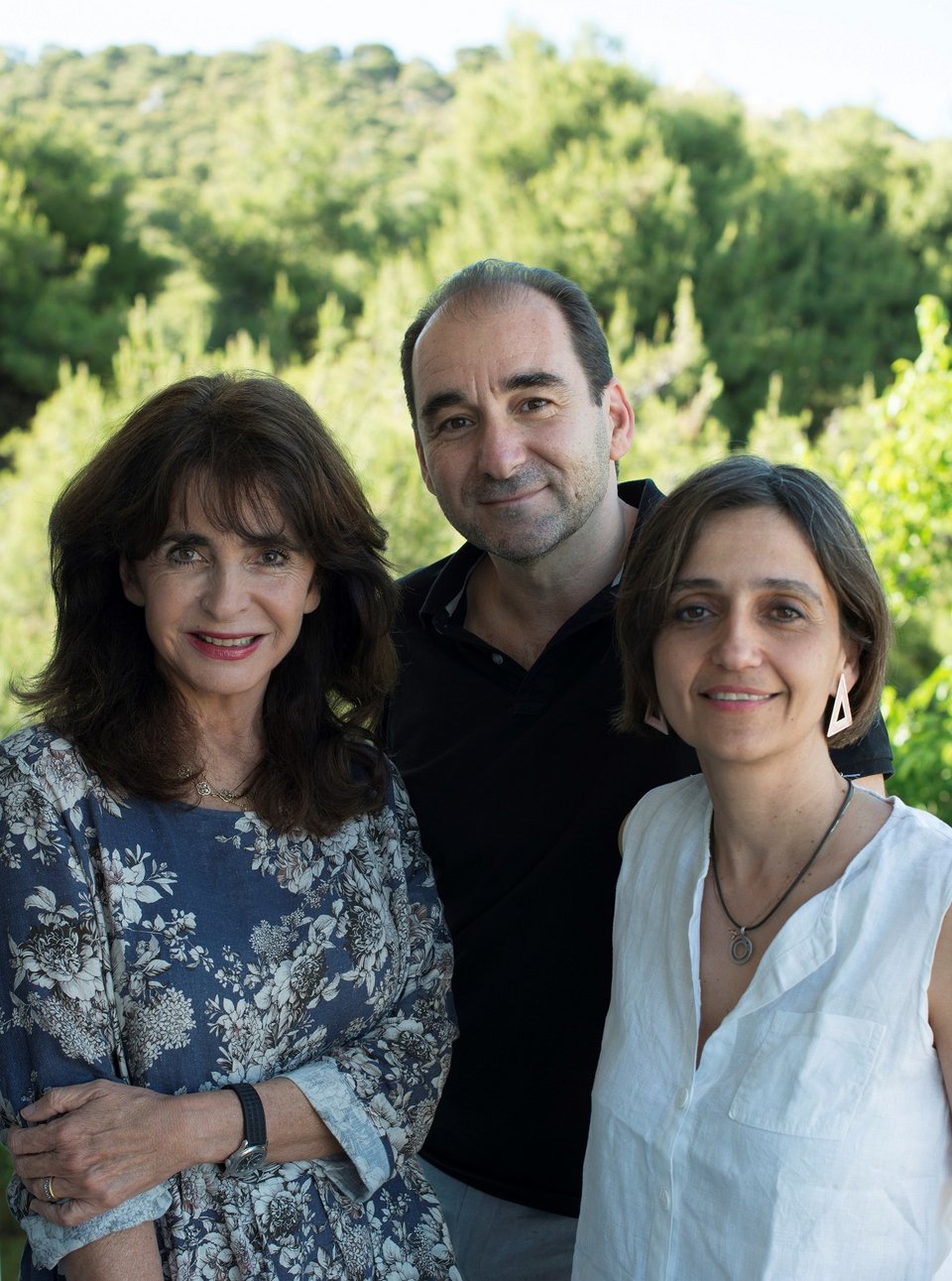 Από αριστερά: Αλεξάνδρα Μητσοτάκη, Δημήτρης Τηλιακός, Μυρτώ Βουνάτσου