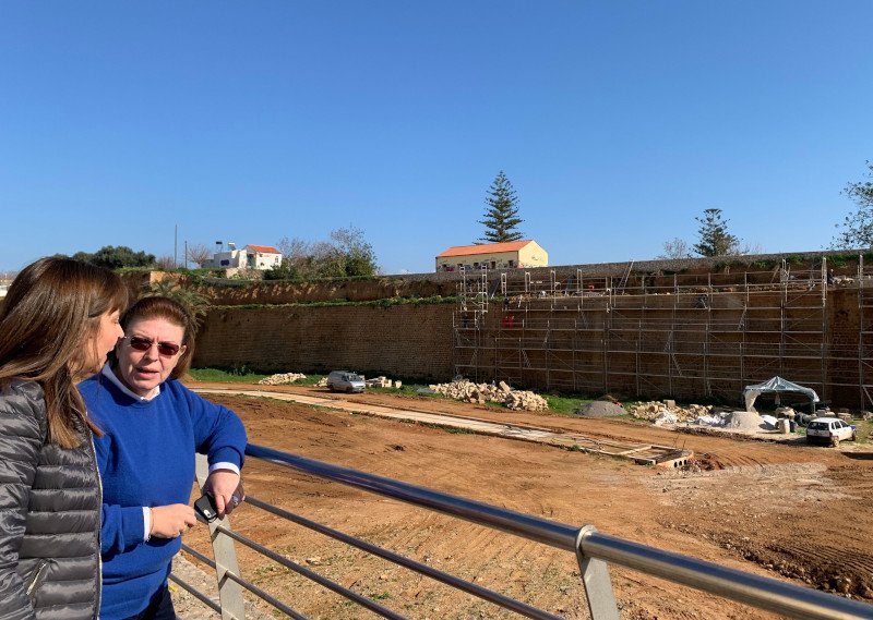 Η Λίνα Μενδώνη με την έφορο αρδχαιοτήτων κυρία Παπαδοπούλου στη Δυτική Τάφρο