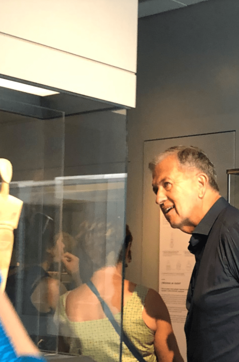 Ο Μάριο Τεστίνο στο Μουσείο Κυκλάδικής Τέχνης/ Φωτογραφία Ιnstagram Μουσείο Κυκλάδικης Τέχνης