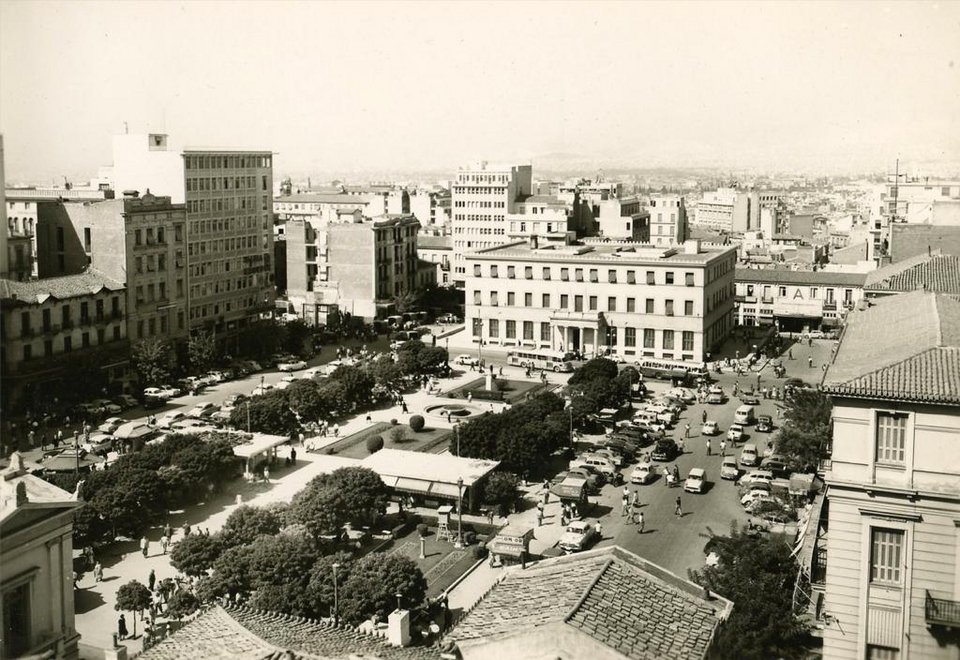 Το δημαρχείο Αθηναίων και η πλατεία Κοτζιά το 1951