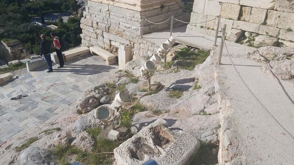 Yφιστάμενη όψη φωτιστικών σωμάτων στην Ακρόπολη