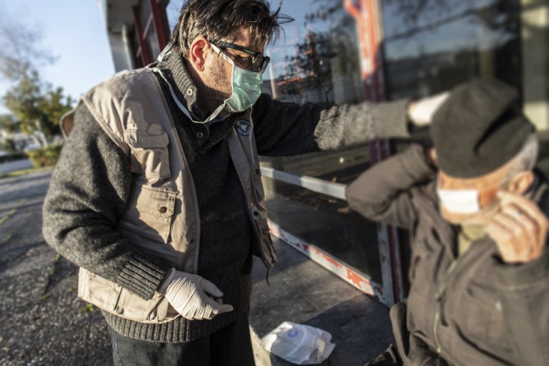 Από τη διανομή προστατευτικών μέσων σε αστέγους