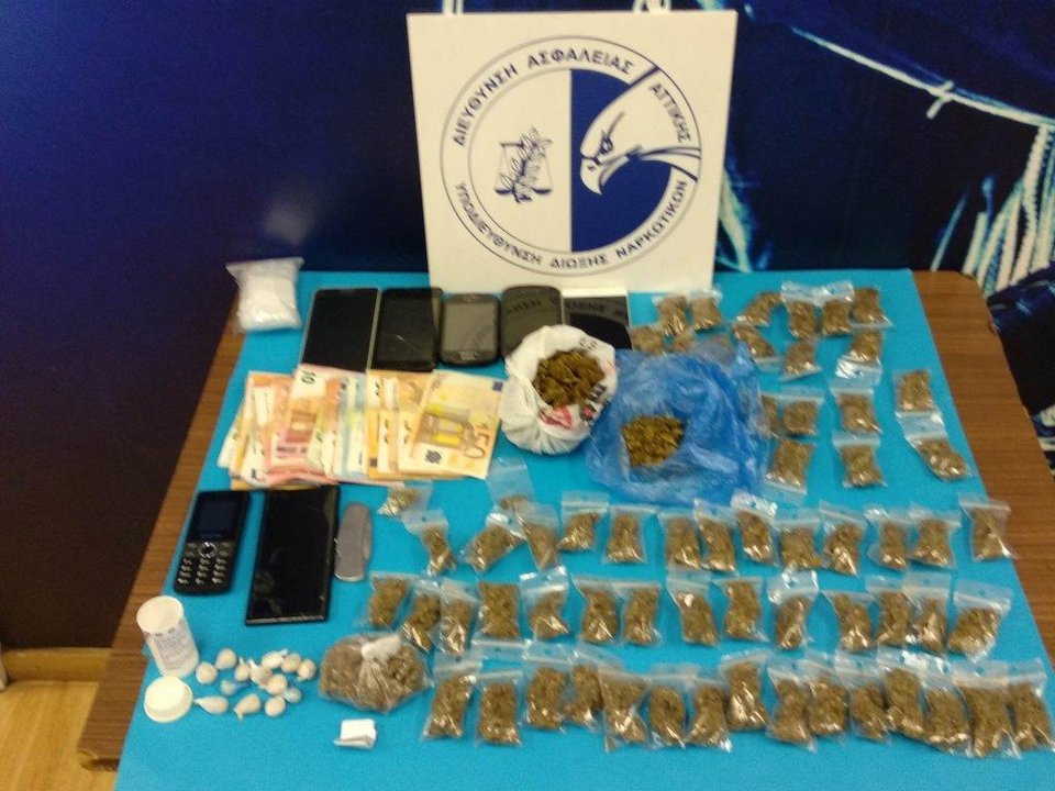 Φωτογραφία από τα κατασχεμένα στα Εξάρχεια