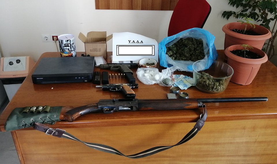 Κατασχεθέντα όπλα από τη Δυτική Αττική /Φωτογραφία: ΕΛ.ΑΣ.
