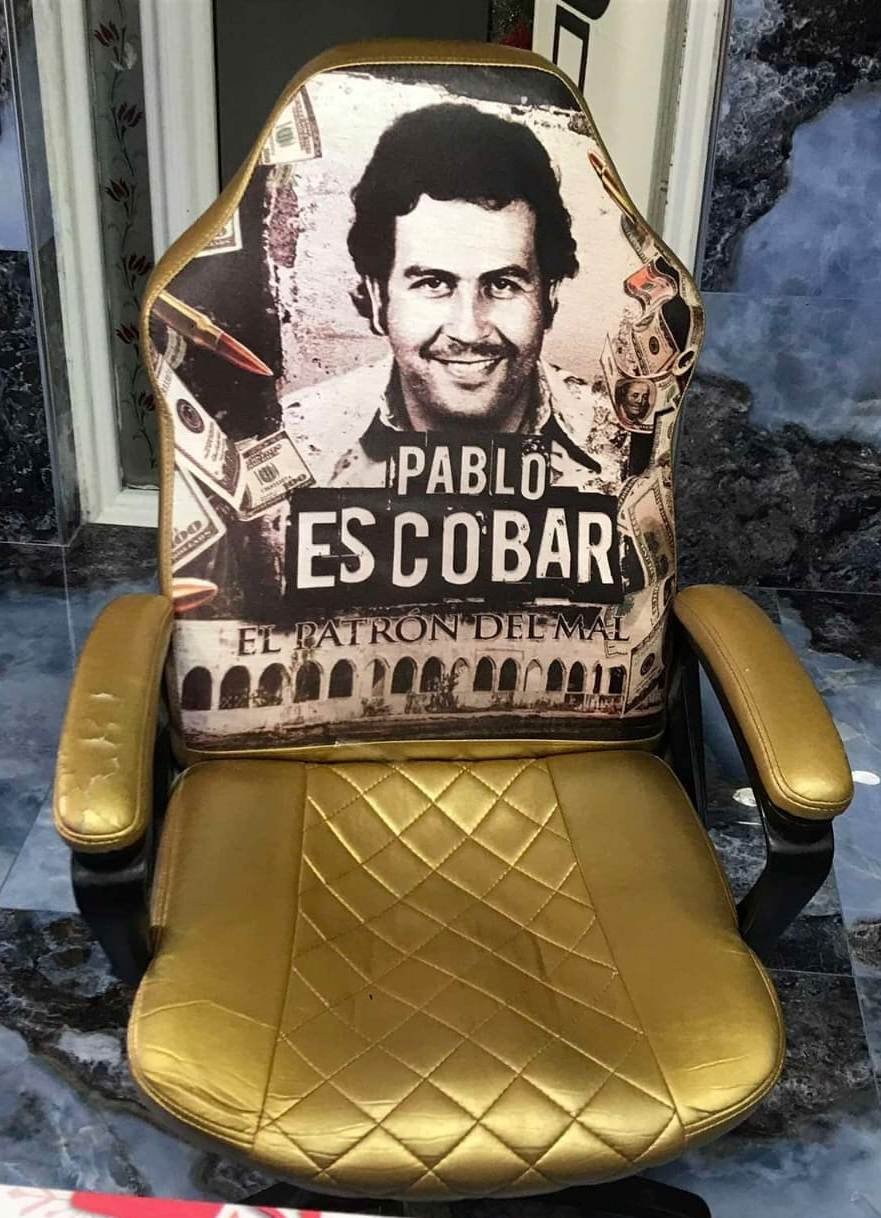 Χρυσή καρέκλα με τον Pablo Escobar κατασχέθηκε/ Φωτογραφία: ΕΛ.ΑΣ.