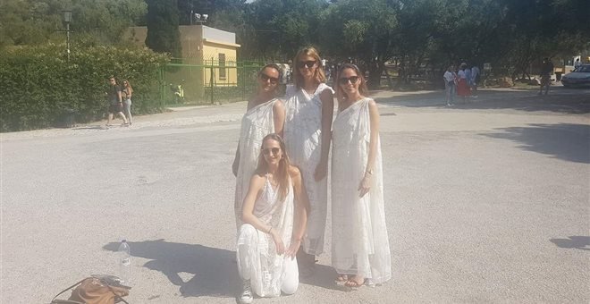 Γυναίκες με χλαμύδε;ς