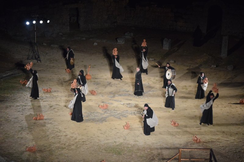 Ο Χορός κρατώντας τα νεκρά μωρά εκλιπαρούν τον Οιδίποδα να παρέμβει για να σωθεί η πόλη από τον λιμό/ Φωτογραφία Δημήτρης Παπαδόπουλος