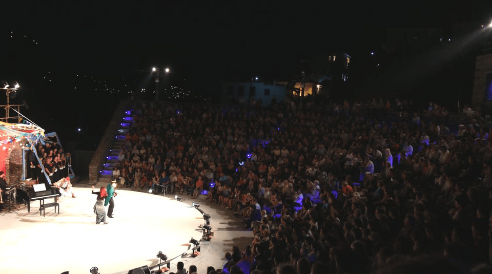 «Εκεί που σβήνει το φως του ήλιου, ανάβουν τα φανάρια της Ανδρου και πέφτει η σιωπή των θεατών, για να ξεκινήσει η παράσταση και τα συναισθήματα» λέει ο Παντελής Βούλγαρης