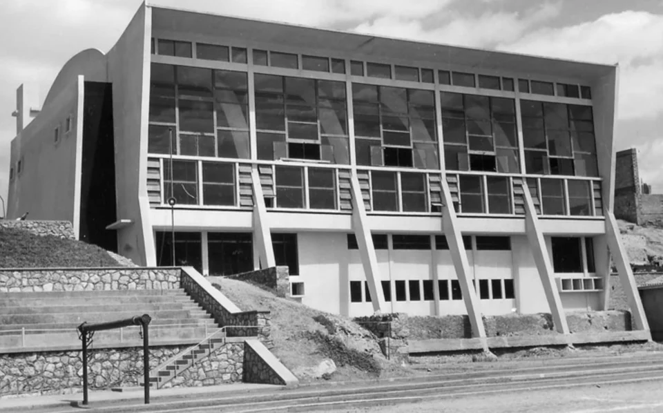 Το κλειστό κολυμβητήριο στη Σχολή Ναυτικών Δοκίμων στον Πειραιά που σχεδίασε όταν υπηρετούσε τη θητεία του είναι έργο με το οποιό συνδέθηκε βαθιά και είναι ένα έργο εμβληματικό για τη σύγχρονη ελληνική αρχιτεκτονική