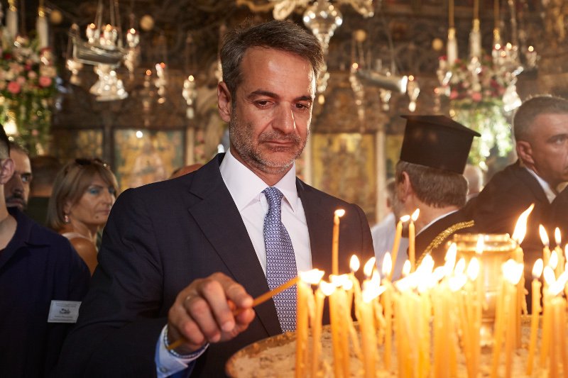 Μητσοτάκης αναβει κερι