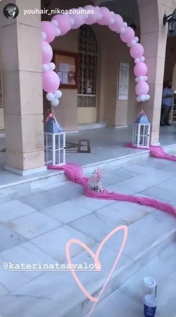Η διακόσμηση στον εξωτερικό χώρο της εκκλησίας με λευκά και ροζ μπαλόνια και ροζ τούλι στα σκαλιά