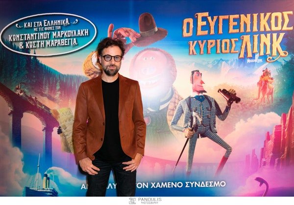 Κωστης Μαραβέγιας μπροστά από αφίσα