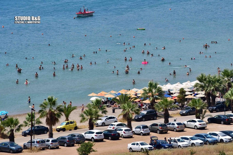 Οι πολίτες αναζήτησαν δροσιά στις παραλίες 