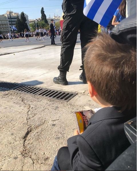 Ο γιος της Σίας Κοσιώνη παρακολουθεί την μαθητική παρέλαση στο κέντρο της Αθήνας
