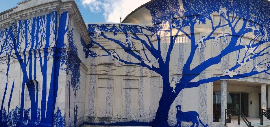 Η θεματική έχει πάντα σχέση με τον χώρο όπου δημιουργείται και αναρτάται το έργο