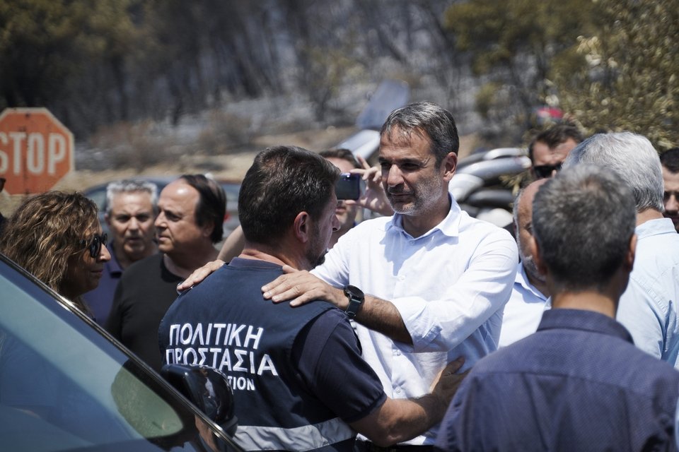 Ο Κυριάκος Μητσοτάκης ευχαριστεί άνδρα της Πολιτικής Προστασίας