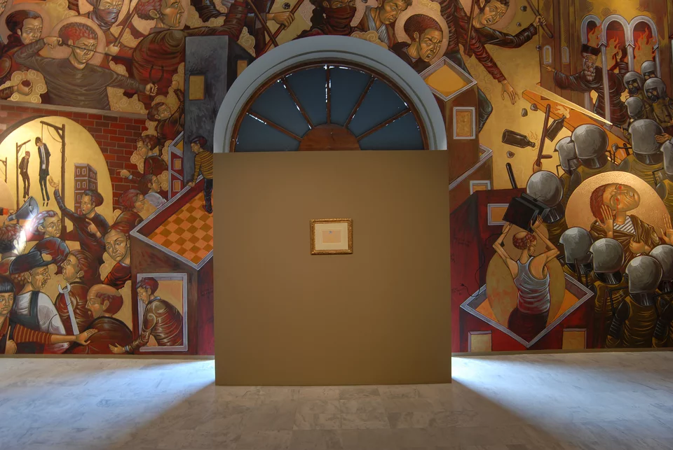 Το έργο του Φαϊτάκη στο βάθος πίσω από το έργο του Πκάσο. Ο Σωκράτης πίνει το κώνιο, 2007, σπρέι, πλαστικό, ακρυλικό, μεταλλική μπογιά, αυγοτέμπερα Παραχώρηση: The Breeder, Αθήνα